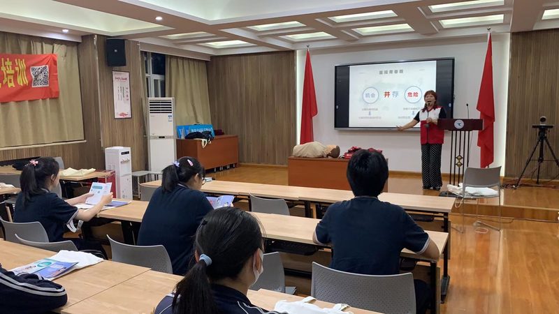 瑜伽教练培训课程通常包括以下几个方面：
